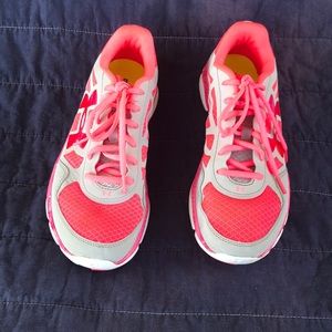 Tennis shoes
